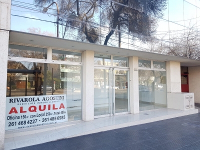 LOCAL COMERCIAL DE CATEGORÍA EN CALLE BELGRANO DE CUIDAD. 240 M2