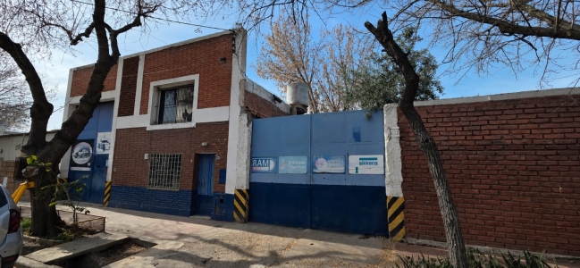 GALPÓN CON PLAYA EN CALLE BAHIA BLANCA - LAS HERAS