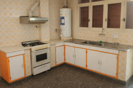 CASA EN CALLE URQUIZA DE CIUDAD - COCHERA